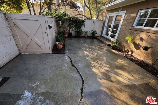 $695,000 | 5233 Village, Los Angeles, CA 90016