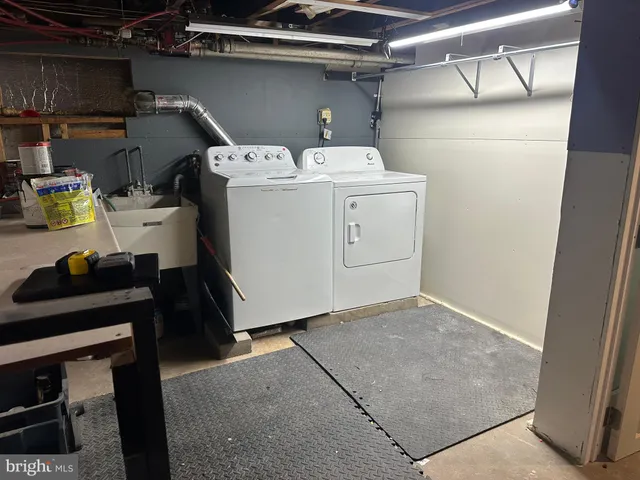 a brick building that has a lots of windows in it