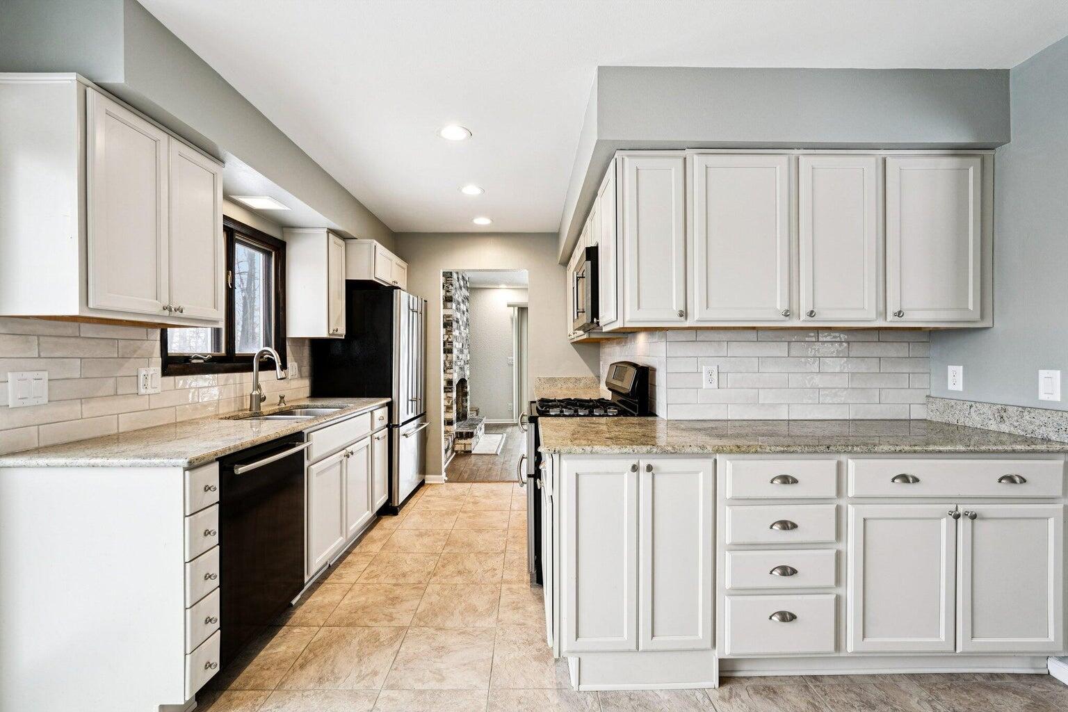 741 Summit Court West Bend, WI 53095 - Photo 6 of 28 Kitchen