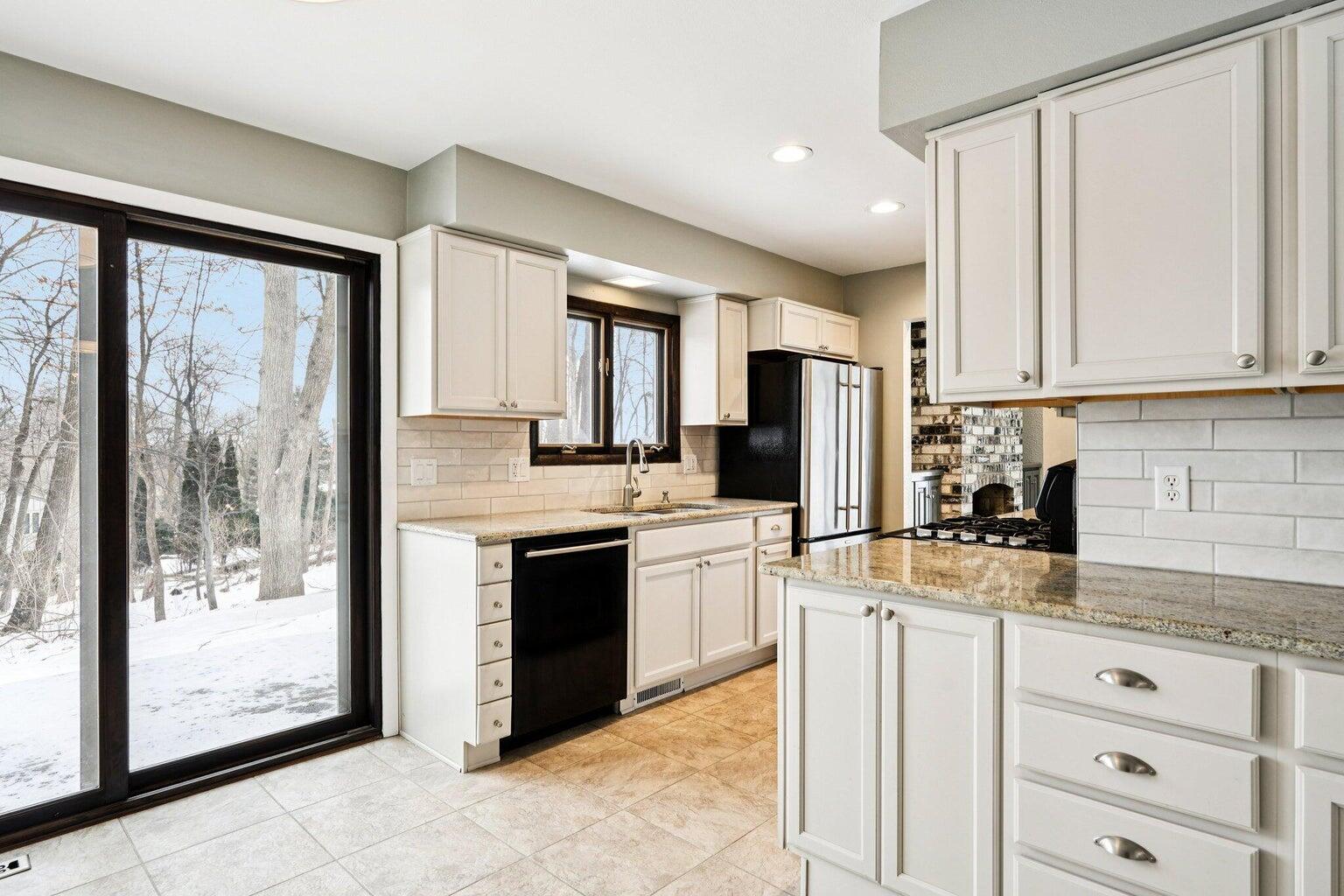 741 Summit Court West Bend, WI 53095 - Photo 7 of 28 Kitchen
