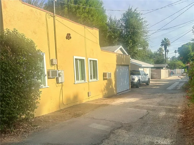 a view of a house with a backyard