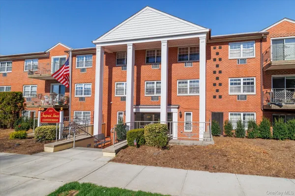 $349,000 | 250 North Village Avenue, Unit A16, Rockville Centre, NY 11570