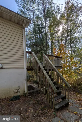 a view of a house with backyard and trees