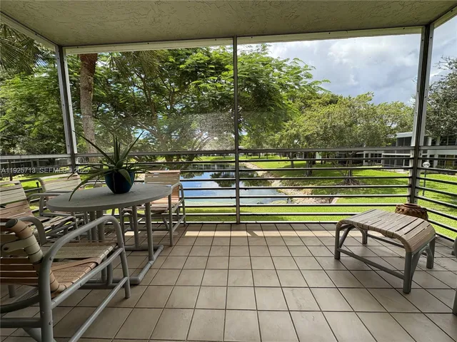 a view of sitting area with chairs