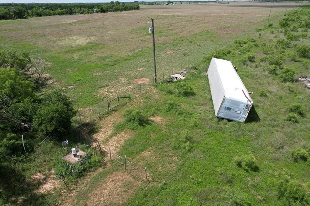 a view of a yard with a house