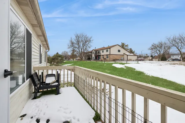 $235,000 | 305 Crestview Drive, Unit D, Wauconda, IL 60084