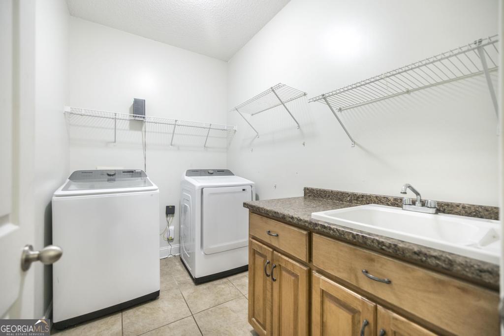 119 William D Street Cochran, GA 31014 - Photo 16 of 42 a utility room with dryer and washer