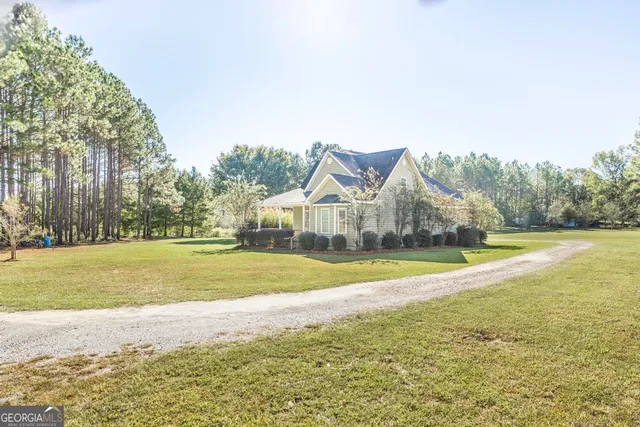 a view of an house with backyard and swimming pool