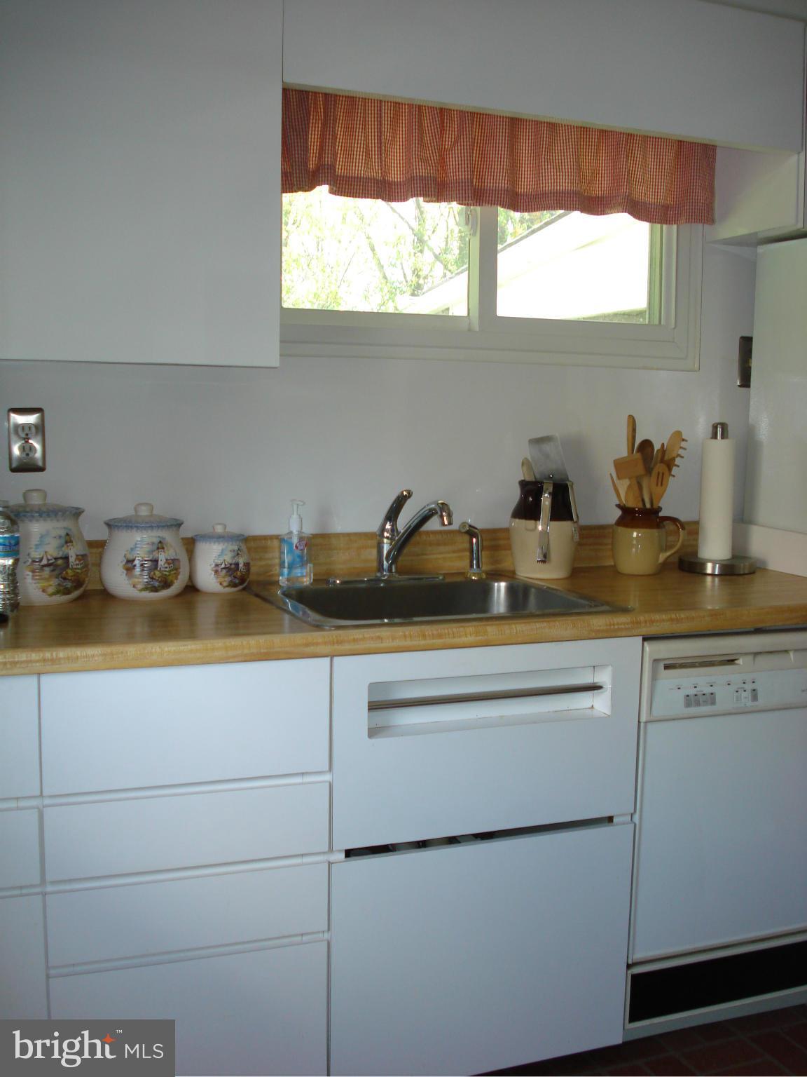 2459 Woodcroft Road Baltimore, MD 21234 - Photo 5 of 13 Kitchen