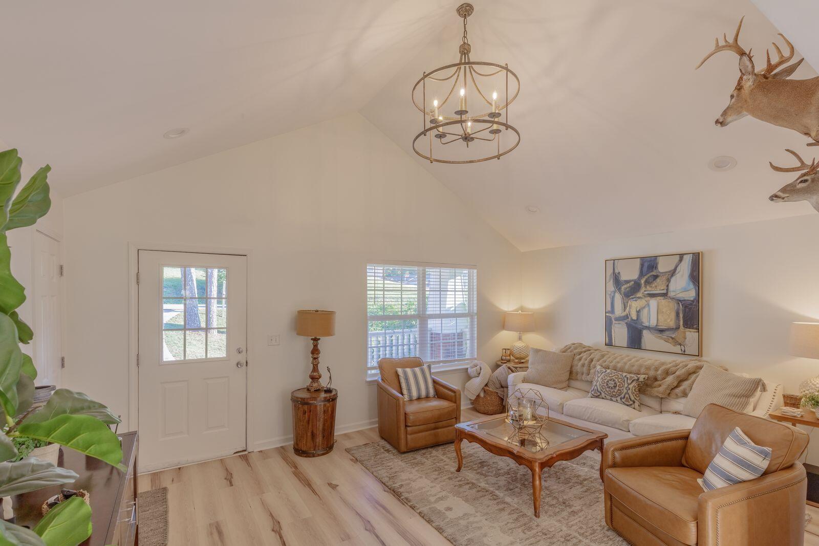 3778 Kellys Ferry Road Chattanooga, TN 37419 - Photo 6 of 32 Living Room