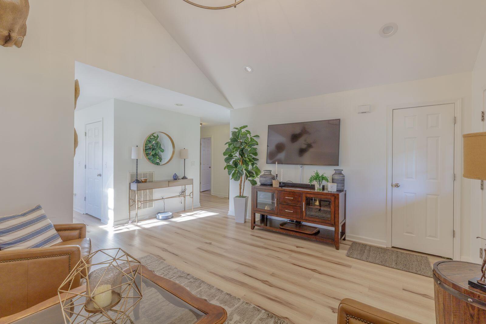3778 Kellys Ferry Road Chattanooga, TN 37419 - Photo 7 of 32 Living Room