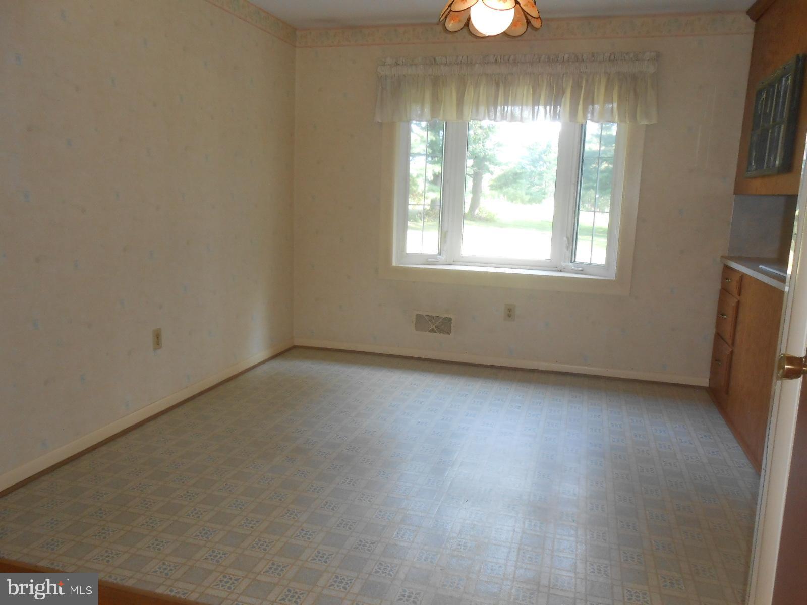 11228 Angleberger Road Thurmont, MD 21788 - Photo 5 of 25 Dining room