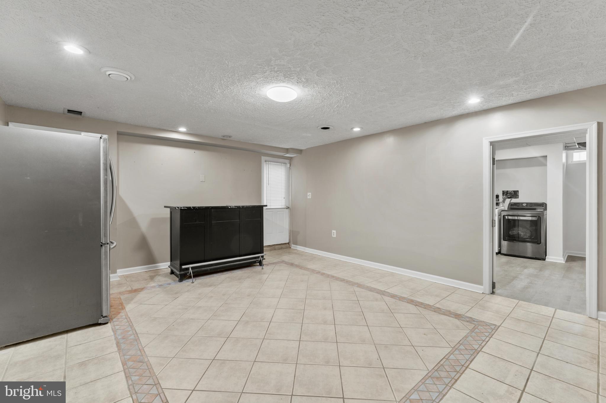 3189 Ebbtide Drive Edgewood, MD 21040 - Photo 27 of 33 Spacious, versatile living area awaits creativity.