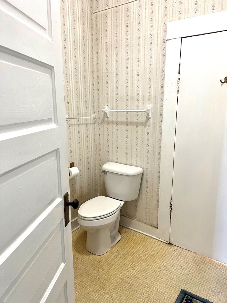 174 Clyde Howell Road Bainbridge, GA 39817 - Photo 31 of 41 Laundry room and Bedroom 3 is off this bath