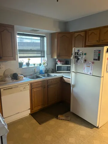 $1,500 | 28 North King Arthur Court, Unit 20, Northlake, IL 60164