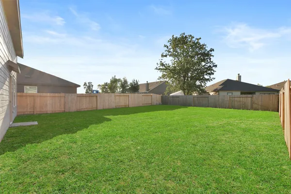 a view of yard with green space