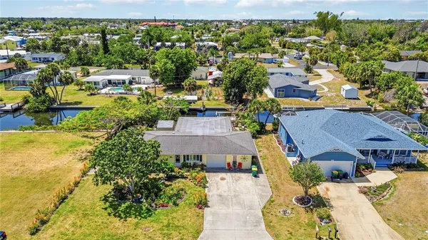 $389,900 | 885 East 3rd Street, Englewood, FL 34223
