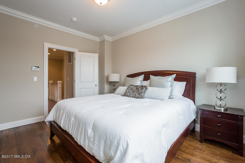 52 Brookside Drive, Unit D Greenwich, CT 06830 - Photo 21 of 24 a bedroom with a bed and a lamp