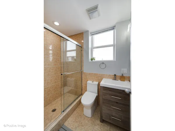 $2,500 | 2401 West Lexington Street, Unit 4, Chicago, IL 60612