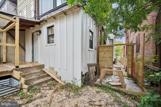 a view of a house with a backyard
