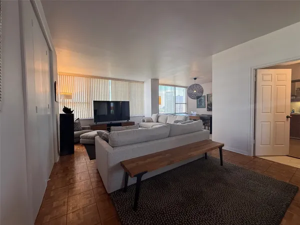 $3,000 | 15 Greenway Plaza, Unit 10D, Houston, TX 77046