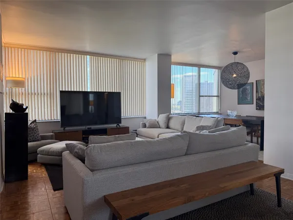 $3,000 | 15 Greenway Plaza, Unit 10D, Houston, TX 77046