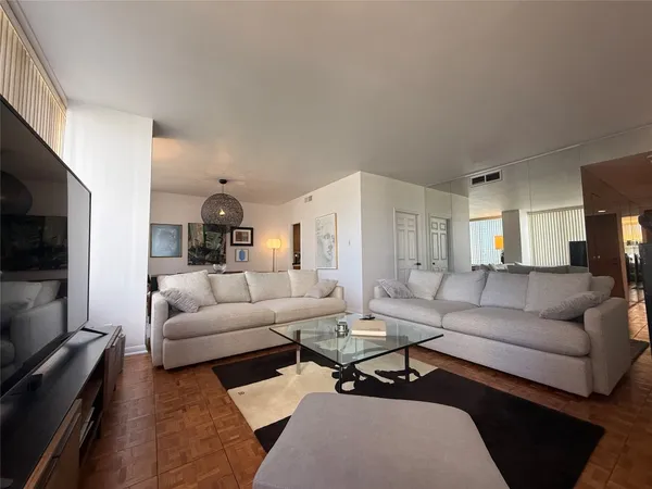 $3,000 | 15 Greenway Plaza, Unit 10D, Houston, TX 77046