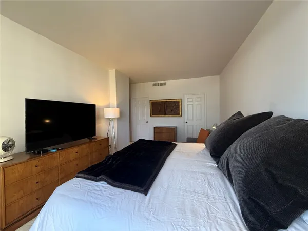 $3,000 | 15 Greenway Plaza, Unit 10D, Houston, TX 77046