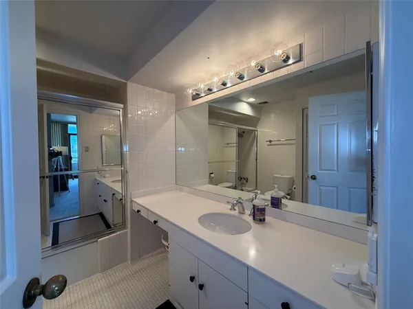 $3,000 | 15 Greenway Plaza, Unit 10D, Houston, TX 77046