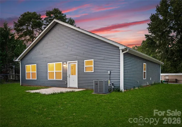 $299,000 | 2807 17 St Court Northeast, Hickory, NC 28601