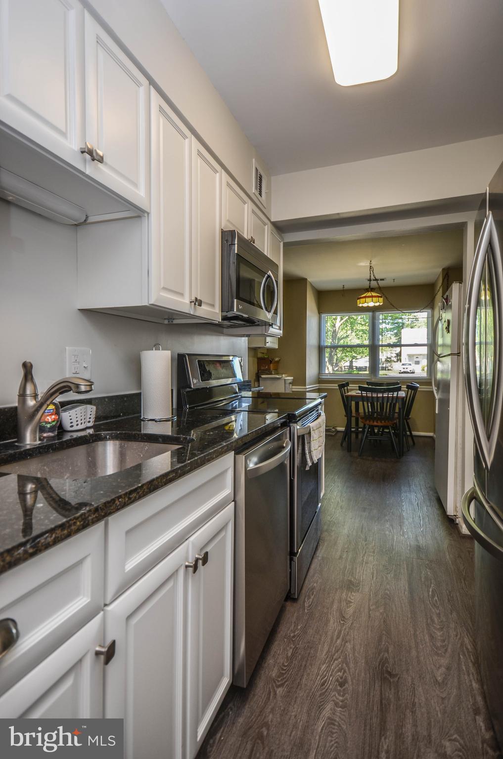 17501 Hoskinson Road Poolesville, MD 20837 - Photo 13 of 47 Kitchen with table space
