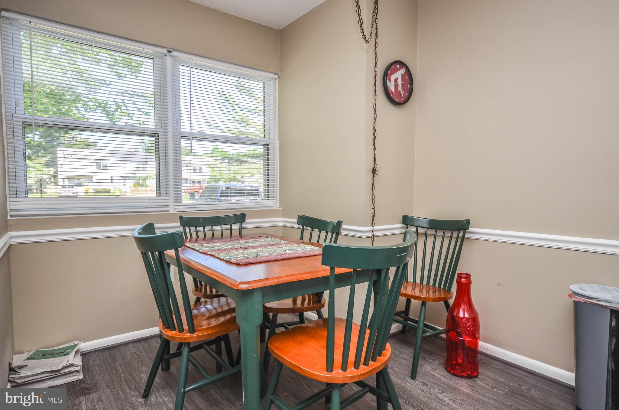 17501 Hoskinson Road Poolesville, MD 20837 - Photo 15 of 47 Table space in kitchen