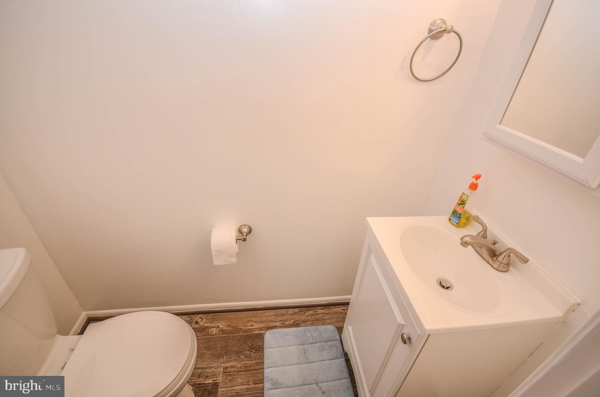 17501 Hoskinson Road Poolesville, MD 20837 - Photo 19 of 47 Main level powder room updated in 2021