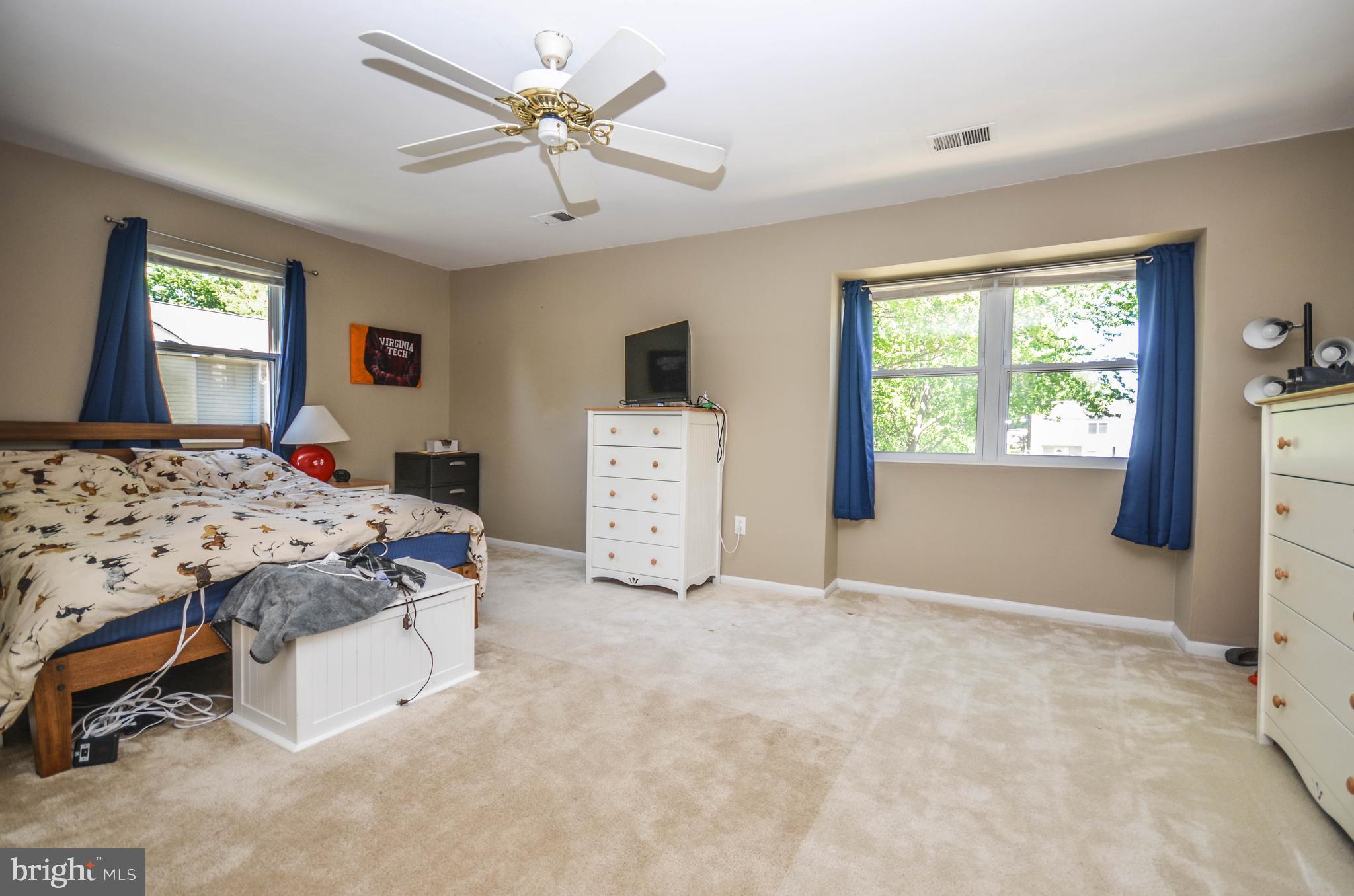 17501 Hoskinson Road Poolesville, MD 20837 - Photo 21 of 47 Enormous master bedroom. Lots of light!