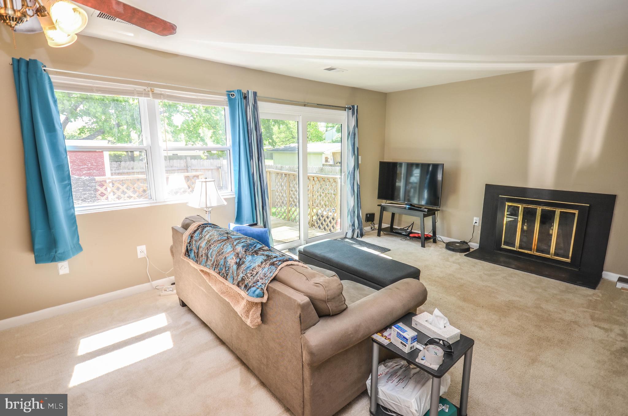 17501 Hoskinson Road Poolesville, MD 20837 - Photo 3 of 47 Spacious living room flooded with natural light