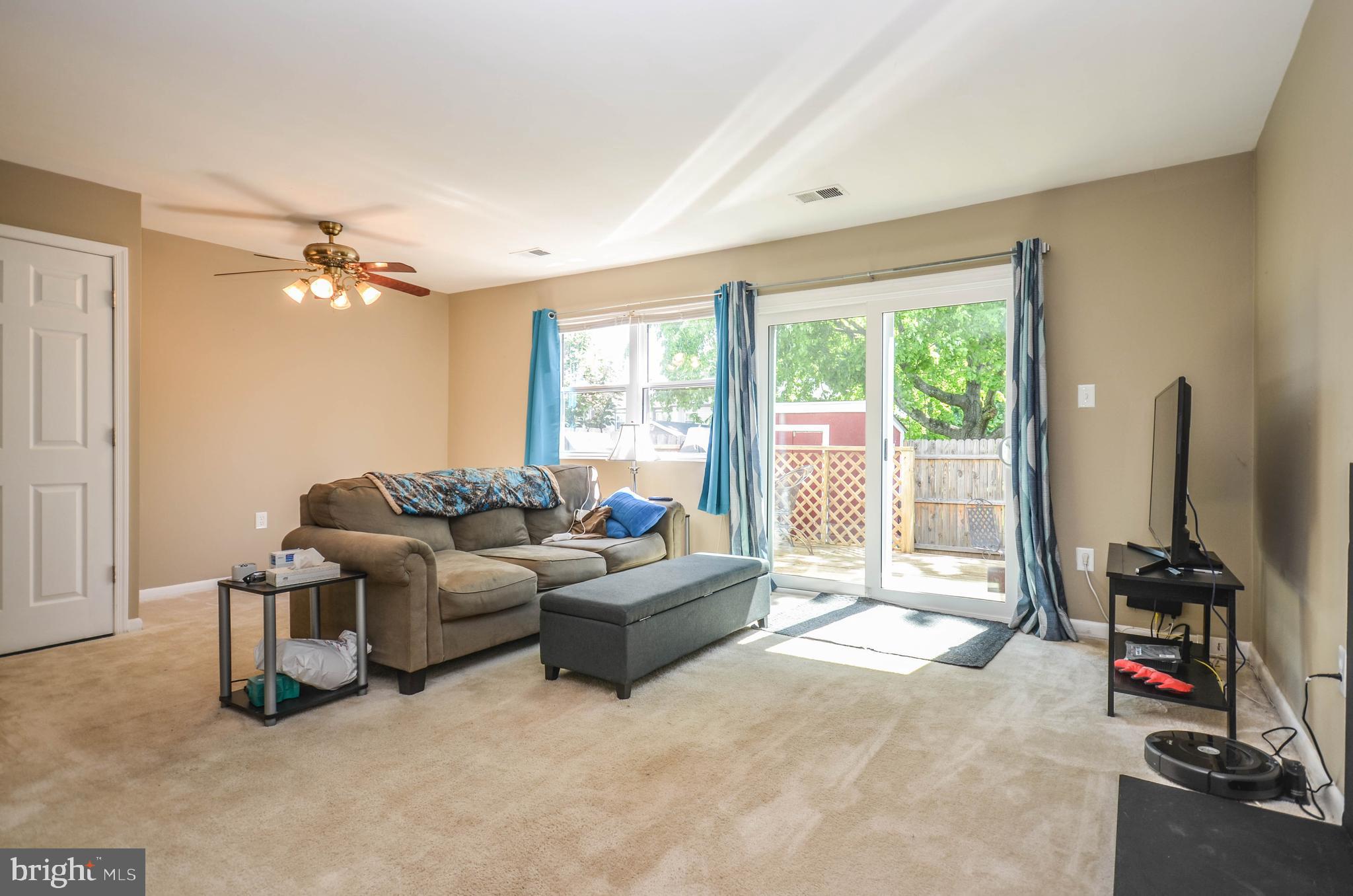 17501 Hoskinson Road Poolesville, MD 20837 - Photo 5 of 47 Living room with new sliding glass door (2021)