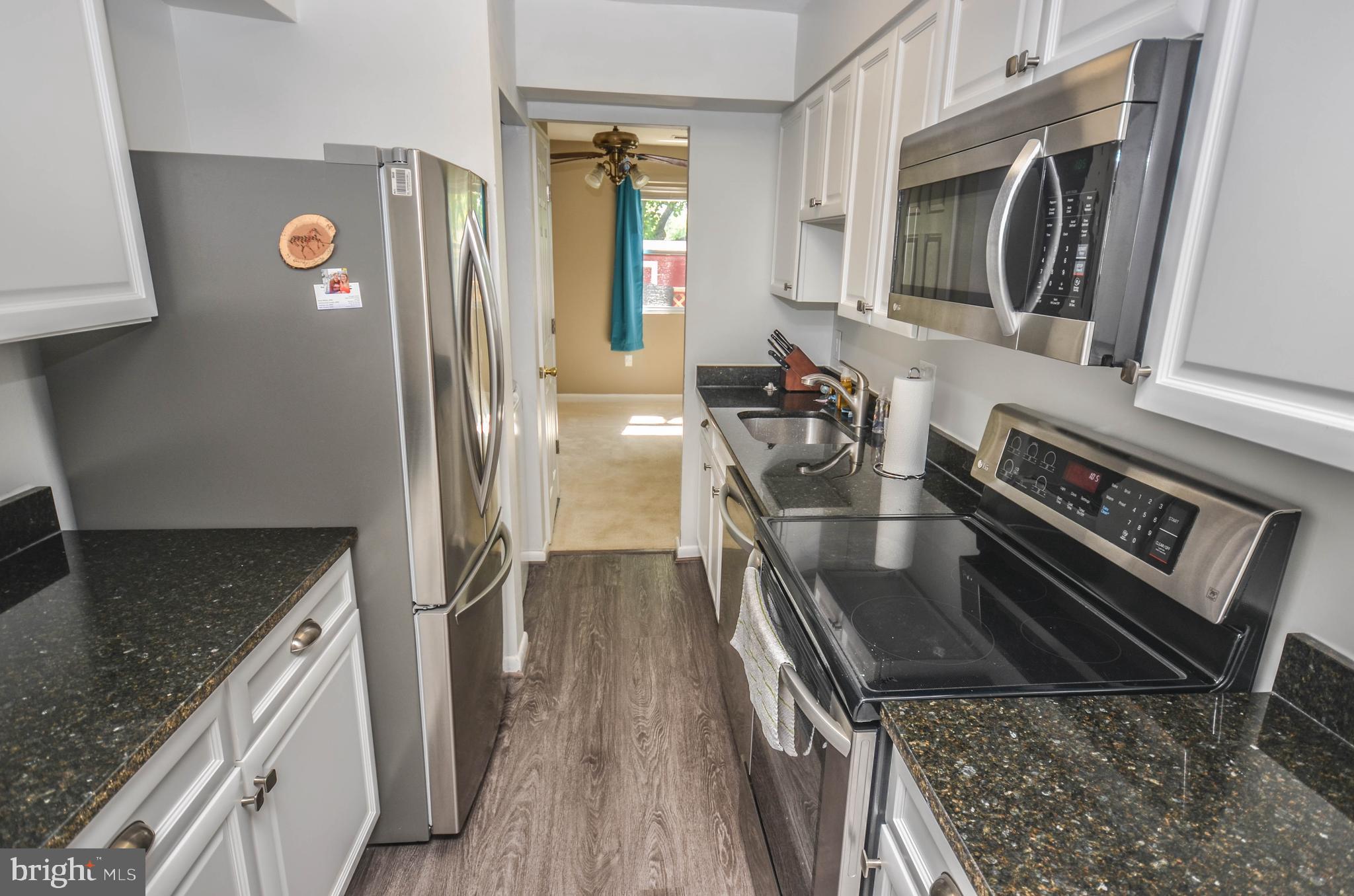 17501 Hoskinson Road Poolesville, MD 20837 - Photo 9 of 47 High-end updated kitchen new in 2020