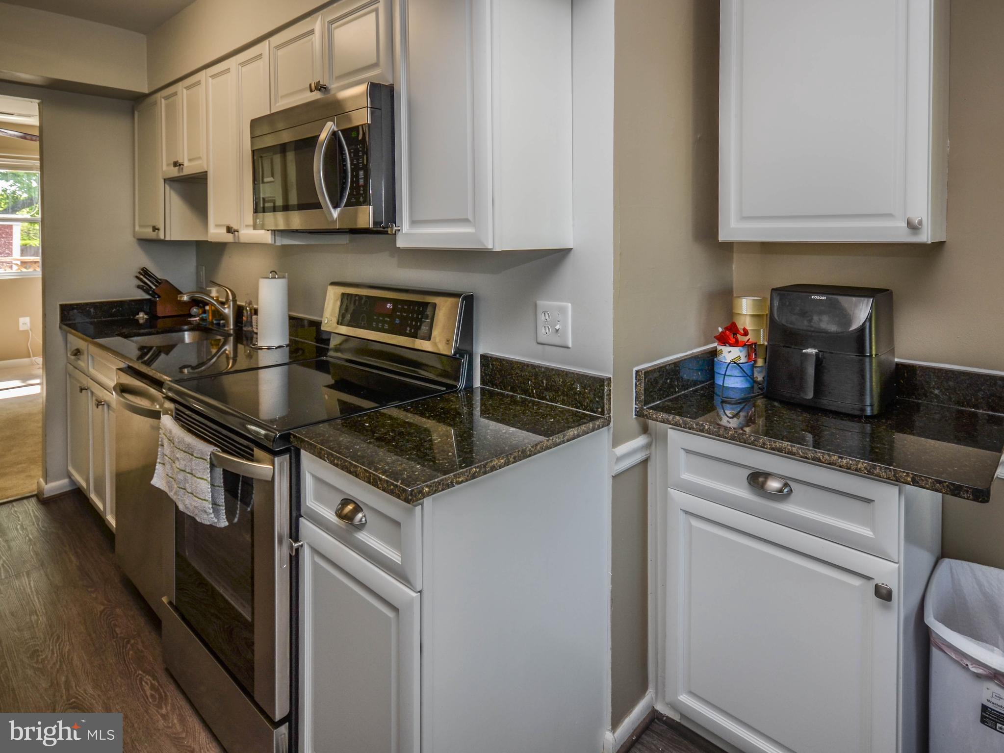 17501 Hoskinson Road Poolesville, MD 20837 - Photo 10 of 47 Ample cupboard and counter space
