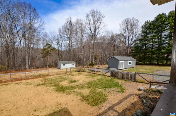 a view of a yard with a house