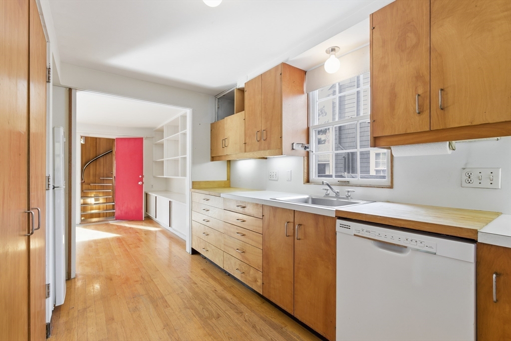 12-14 Gray Gardens West Cambridge, MA 02138 - Photo 21 of 39