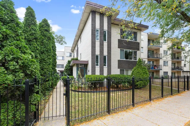 $215,000 | 7070 North Ridge Boulevard, Unit 1A, Chicago, IL 60645