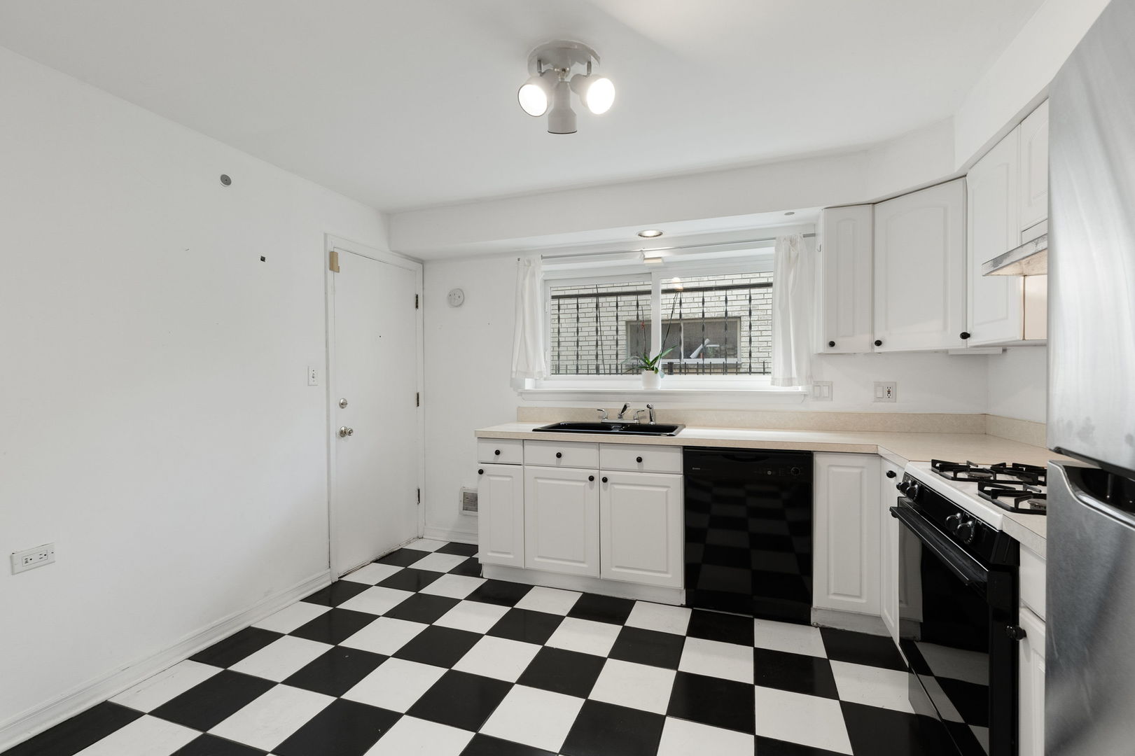 7070 North Ridge Boulevard, Unit 1A Chicago, IL 60645 - Photo 11 of 17