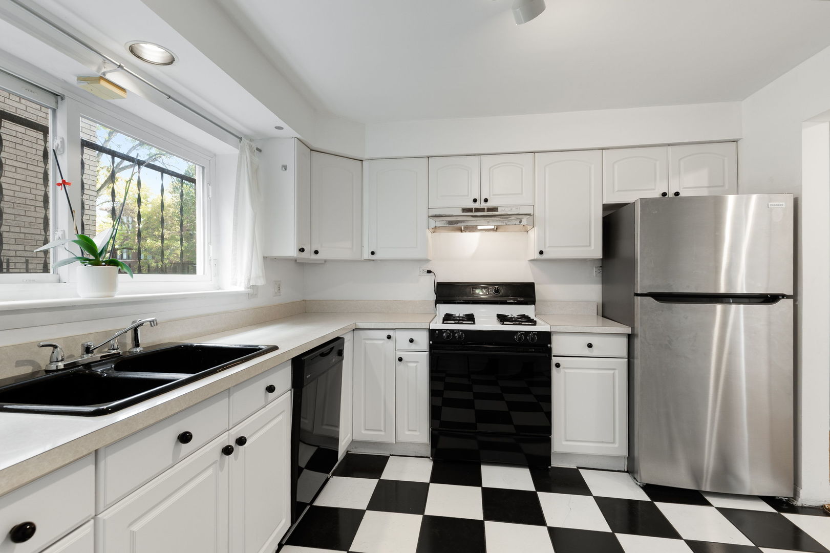 7070 North Ridge Boulevard, Unit 1A Chicago, IL 60645 - Photo 9 of 17