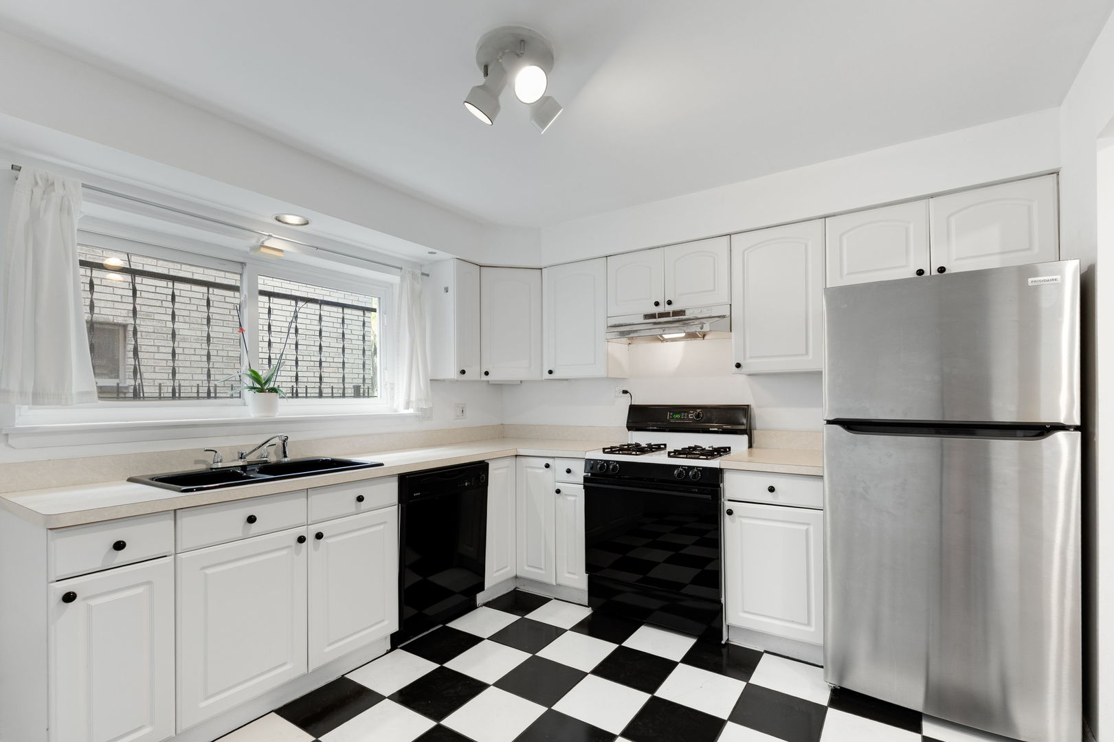 7070 North Ridge Boulevard, Unit 1A Chicago, IL 60645 - Photo 10 of 17