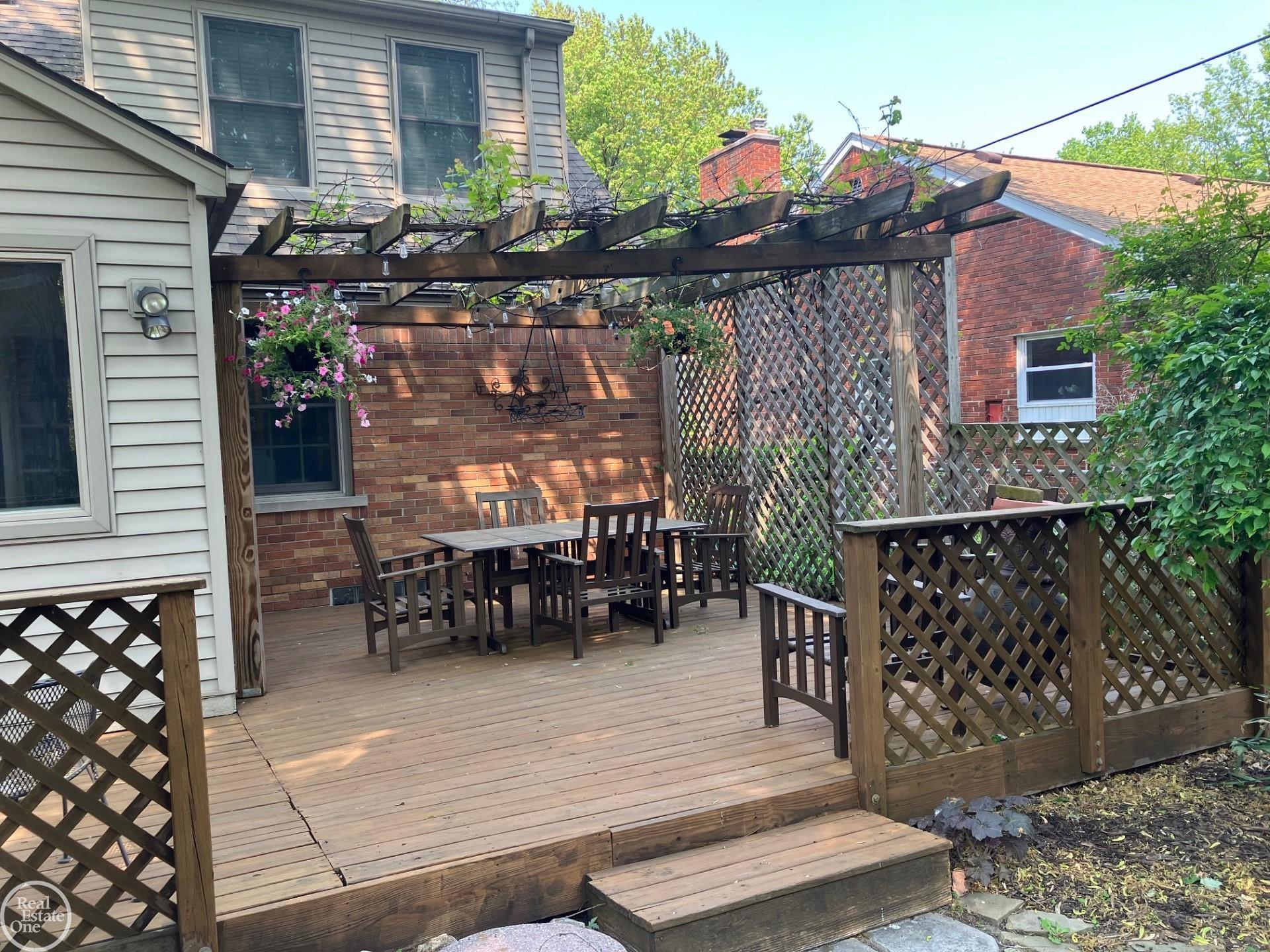 1231 Hawthorne Road Grosse Pointe, MI 48236 - Photo 37 of 41 50109491-36.JPG