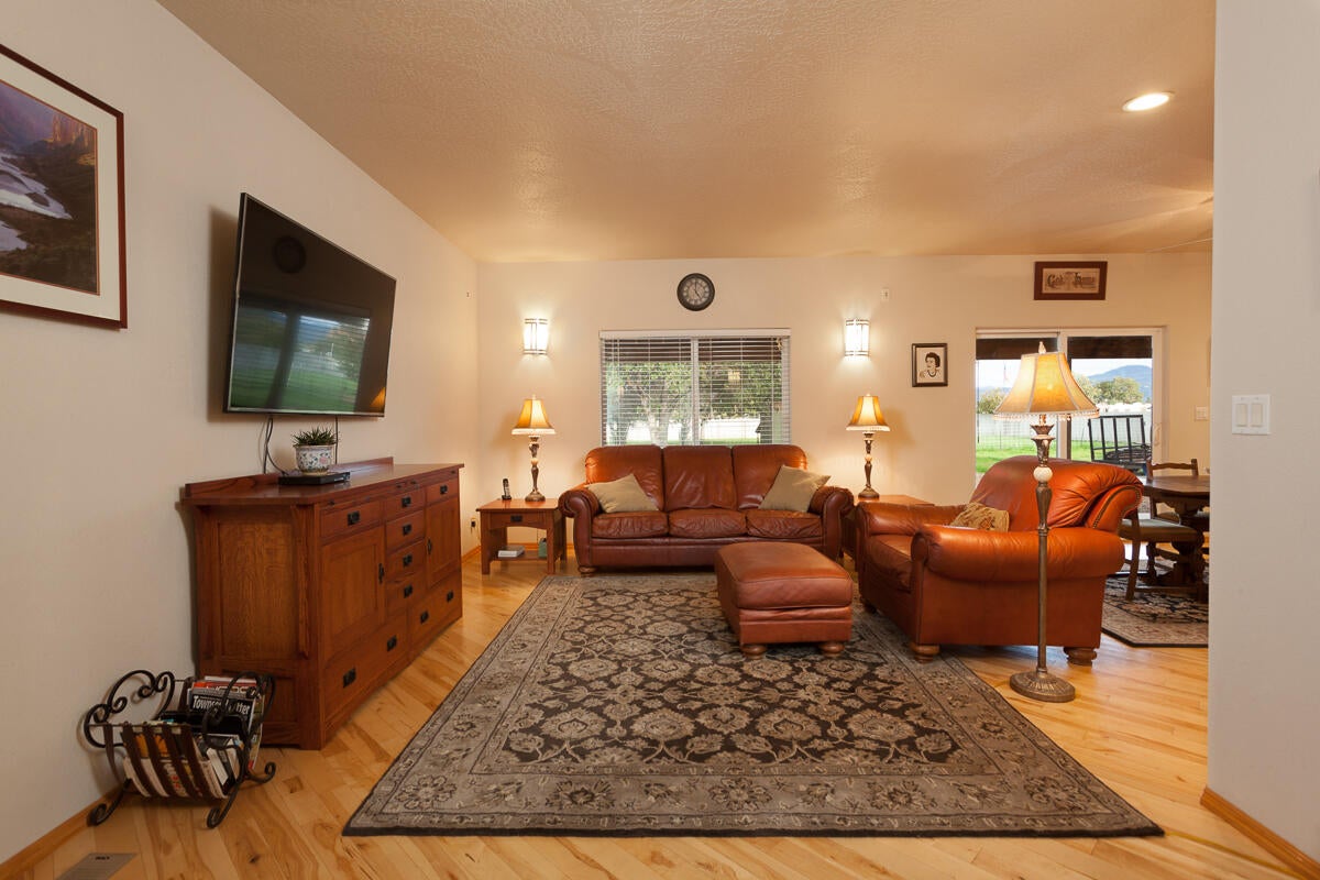 646 Raven Road Central Point, OR 97502 - Photo 28 of 74 Living Room