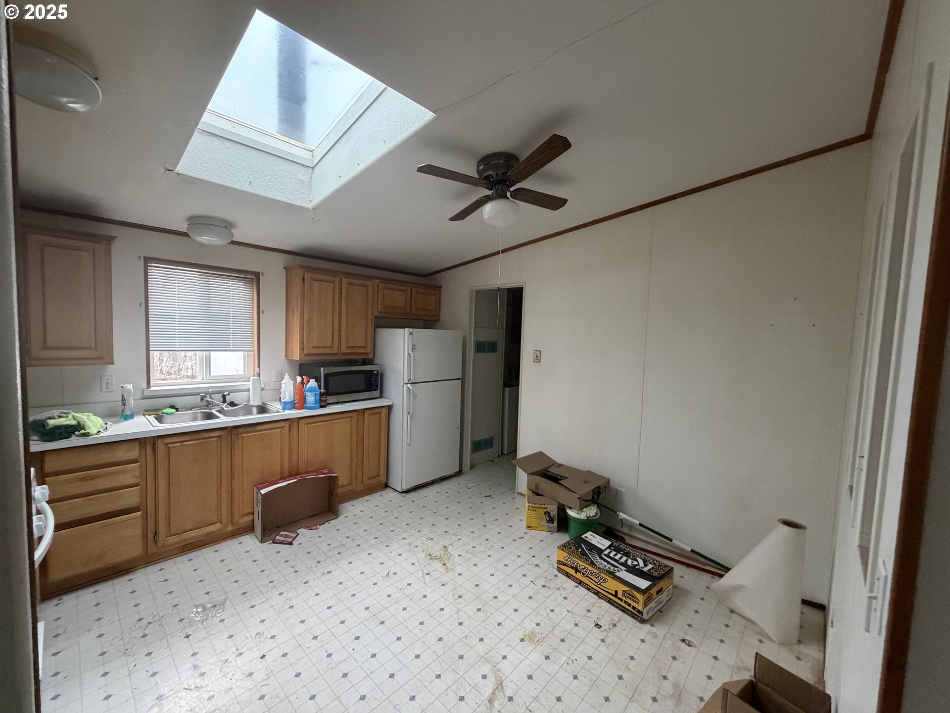 252 Northwest 20th Street Newport, OR 97365 - Photo 4 of 15 a room with furniture and window