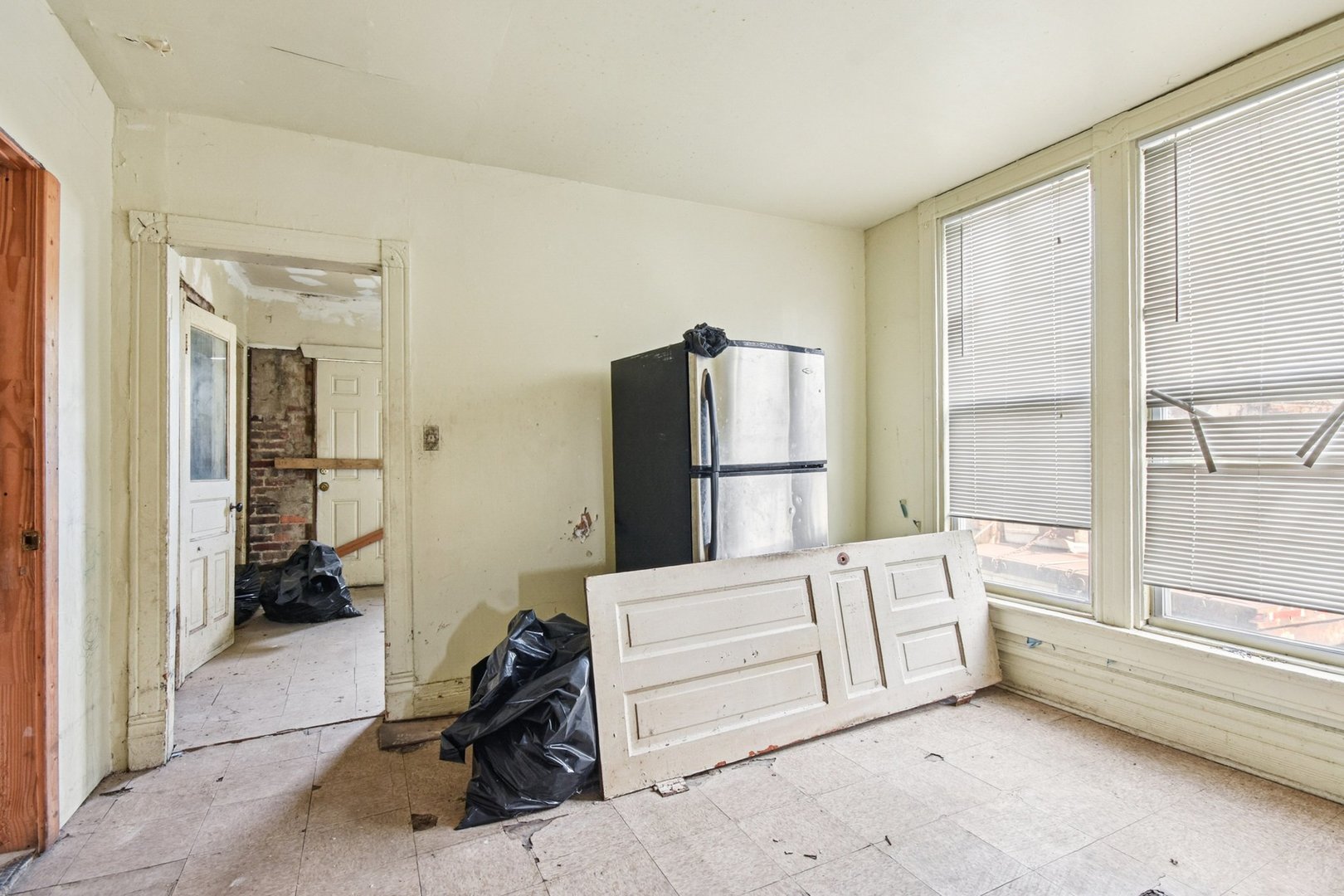 420 West 65th Place Chicago, IL 60621 - Photo 25 of 45 a living room with furniture and a large window