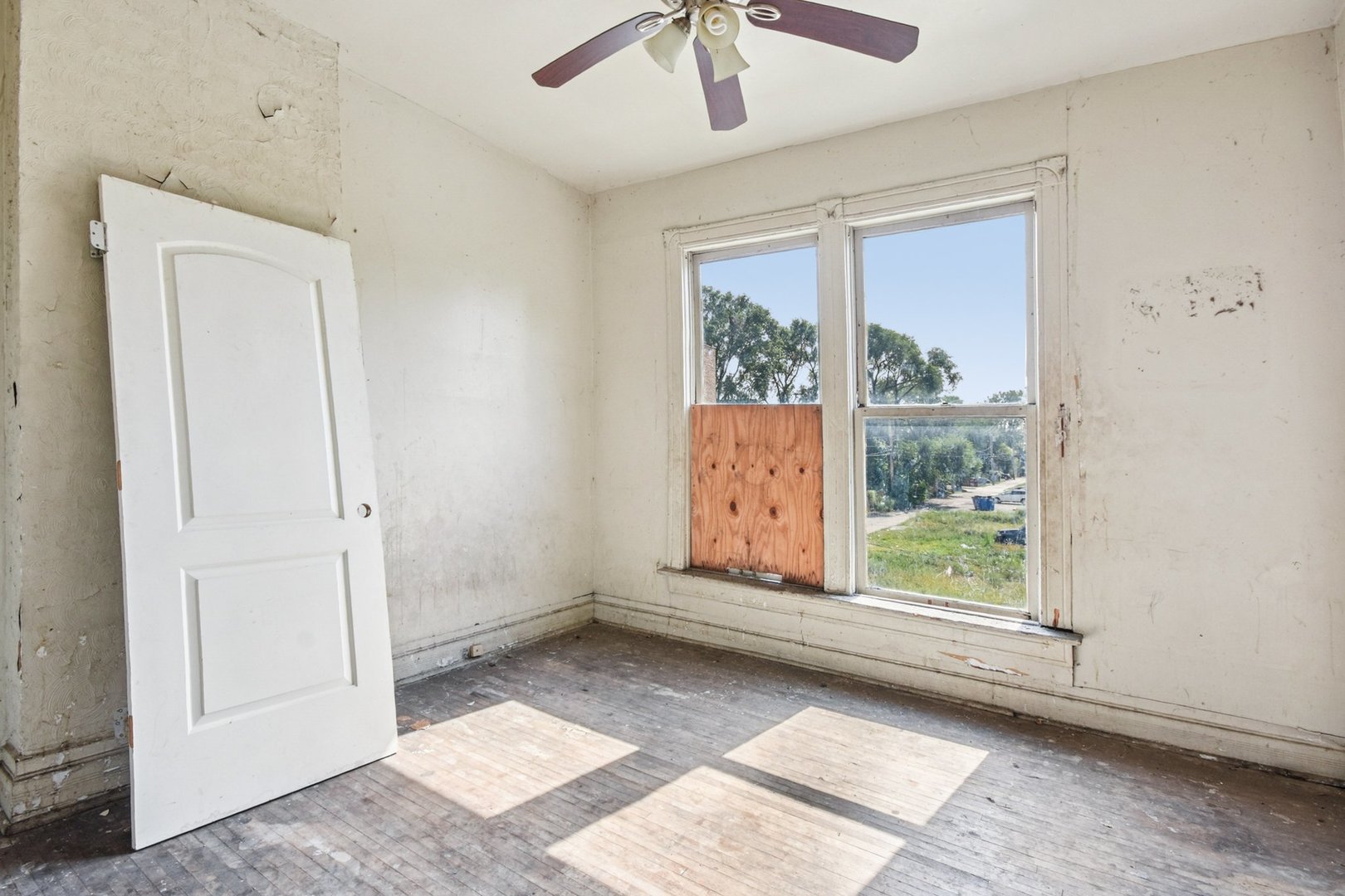 420 West 65th Place Chicago, IL 60621 - Photo 29 of 45 an empty room with windows