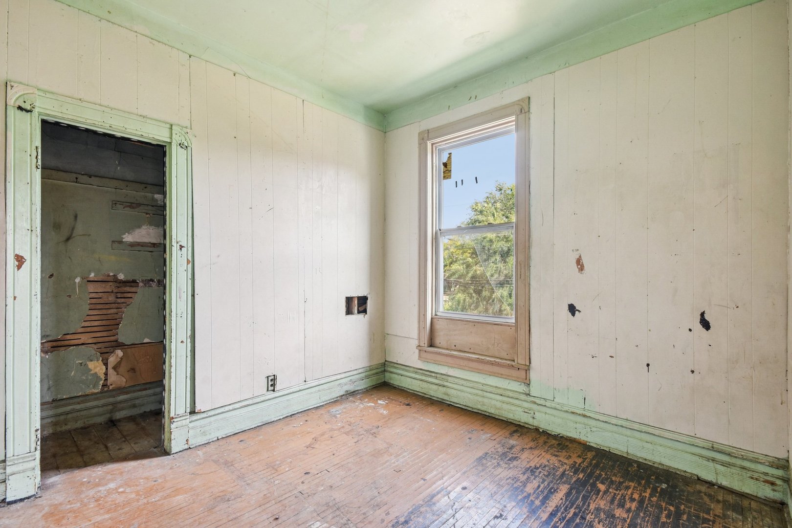 420 West 65th Place Chicago, IL 60621 - Photo 32 of 45 an empty room with window